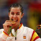 La española Carolina Marín celebra el oro tras vencer a la india Sindhu Pusarla. MARCELO SAYAO