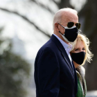 El presidente Joe Biden y su mujer a punto de tomar un helicóptero. ERIN SCOTT