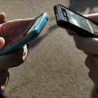 Unas jóvenes establecen contactos a través del móvil.