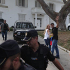 El lider opositor Leopoldo Lopez  y su esposa Lilian Tintori en la residencia del embajador español en Venezuela.