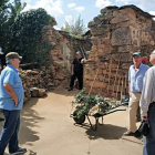 Una hacendera pone en valor la ermita de san Antonio. DL