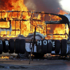 Una caravana arde en el campamento desalojado de Dale Farm.