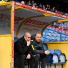 Guardiola charla con Rodolf Borrell, asistente suyo, en el banquillo del estadio del Huddersfield.