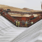 La revestidora, que hormigona el canal, ha completado ya 13 de los 30 kilómetros que incluye la segunda fase de las obras.
