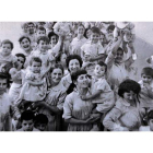Reclusas con sus hijos en la prisión de madres lactantes instalada en Ventas. La instantánea es de 1955.