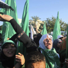 Simpatizantes de Hamás ondeaban banderas mientras se manifiestaban ayer en Gaza.