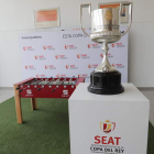 La Copa del Rey se expuso en las instalaciones de Seat Astorauto en Camponaraya. L. DE LA MATA