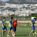 Los jugadores, entrenando en la tarde de ayer en Granada con Sierra Nevada al fondo.