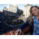 Asunción Álvarez, con la plaza de Santo Domingo al fondo, desde uno de los balcones de la sede de BBVA en León. RAMIRO