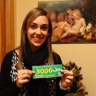 Una sonriente Sara Cabero enseña orgullosa la papeleta que la convierte en la ganadora de los 3.000 euros.