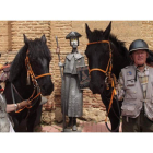 El matrimonio, frente al albergue Cluny de Sahagún, junto a sus caballos.