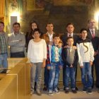 Los ganadores del concurso posan con el presidente de la Diputación y varios diputados.