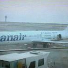 Los pasajeros del vuelo Barcelona-Lanzarote hacen cola en la taquilla de la compañía aérea Spanair