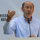 Rubalcaba, durante su intervención en la Fiesta de la Rosa del PSC, ayer, en Gavá.