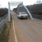 El puente de hierro sobre el Tuerto, en Sopeña, será conservado cuando se arregle la LE-451