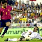 Raúl trata de superar la marca del griego Kapsis en una de las acciones de ataque del equipo español