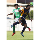 Víctor Andrés, a la izquierda, disputa un balón con Jonathan.