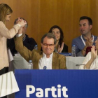 Artur Mas choca la mano con Marta Pascal tras intervenir en el Consell Nacional del PDECat este sábado en Barcelona.