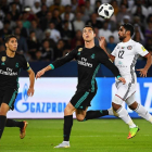 El delantero del Real Madrid Cristiano Ronaldo intenta crontrolar el balón ante el defensa del Al Jazira, Salim Rashid. DOKOUPIL