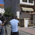 Varios cámaras toman imágenes de la vivienda.