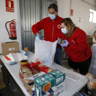 Reparto de alimentos de Cruz Roja entre los colectivos más vulnerables de la provincia. MARCIANO PÉREZ