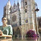 Ángela Salvadores delante de la Catedral