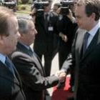 Zapatero y Besaissa se saludan en la visita que realizó el sábado el presidente español a Rabat