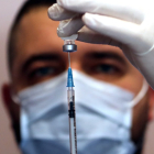 Un sanitario prepara una dosis de la vacuna contra el covid. EFE