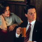 Sherilyn Fenn (Audrey Horne) y Kyle MacLachlan (Dale Cooper), en una escena de 'Twin Peaks'.