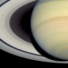 Imagen de Saturno y sus anillos concéntricos obtenida por el observatorio espacial Hubble en el año 2004. 　