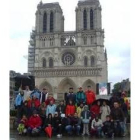 Los atletas bañezanos y sus familias  posan           ante la catedral de             Notre Dame