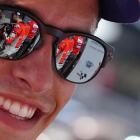 Jorge Lorenzo (Ducati) aparece reflejado en las gafas de Marc Márquez (Honda), en la parrilla de Spielberg (Austria). /