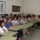 Padres y madres de los alumnos del CRA de Villamañán durante la reunión del pasado miércoles