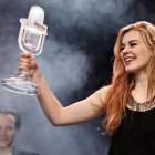 La cantante danesa Emmelie de Forest, con el trofeo del Festival de Eurovisión.