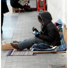 Una persona sin hogar mendiga en Madrid.