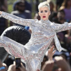 Katy Perry, con su nuevo y espectacular 'look', en la promoción de su nuevo disco 'Witnness', en Los Ángeles.