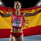 Natalia Rodríguez celebra con la bandera nacional la medalla de bronce en los 1.500 metros.