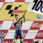 Valentino Rossi celebra en el podio su triunfo en el Gran Premio de Holanda.