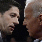 Joe Biden y Paul Ryan, antes del debate de los candidatos a vicepresidente.