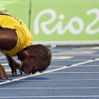 Bolt besa la pista del Estadio Olímpico tras ganar el 200.