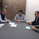 El secretario, Fernández y el alcalde, Manuel García, con los responsables de la empresa de transporte. DL