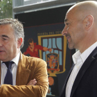 El presidente de la Ponferradina, José Fernández ‘Silvano’ (izquierda), se reunió con Claudio para tratar de remediar lo deportivo.
