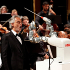 El tenor Andrea Bocelli, junto al robot director de orquesta Yumi, en su debut al frente de la Orquesta Filarmónica de Lucca, en Pisa