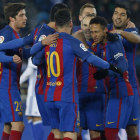 El delantero del Barcelona Neymar es felicitado por sus compañeros tras conseguir su gol de penalti. ETXEZARRETA