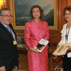 Fotografía en la que la reina posa junto a Juan Manuel Martínez Valdueza y María Jesús Fernández Rodríguez. Abajo, la reina y su hermana en una excavación en Grecia