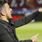 Rubén de la Barrera da órdenes a sus jugadores desde el área técnica del Reino de León. RAMIRO/MARCIANO
