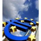 Logotipo del euro ante la sede del BCE