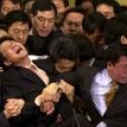 Partidarios y opositores del presidente Roh se enfrentaron con dureza en el Parlamento