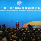 El presidente chino Xi Jinping pronuncia su discurso durante la inauguracion del foro sobre la Nueva Ruta de la Seda que promueve China.