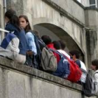 El peso de las mochilas escolares se perfila como otra de las causas